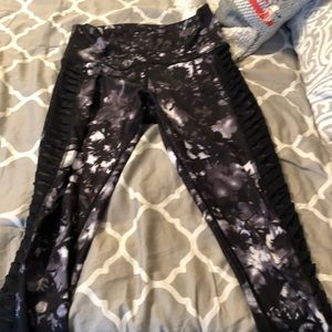 Lululemon black patterned workout leggings